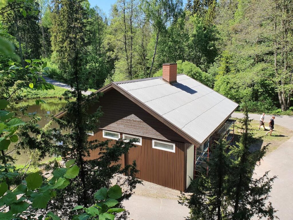 Viljandi Katused projekt, maja metsas, uus katus